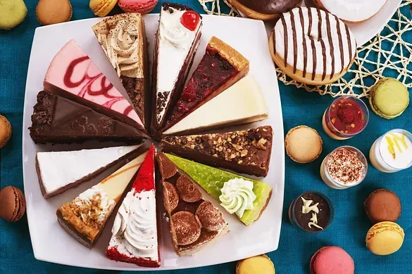 Hay muchos tipos diferentes de postres en el plato.