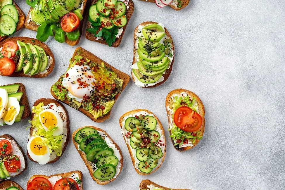 Una variedad de sándwiches con diferentes ingredientes en una mesa.