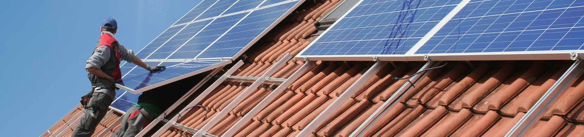Dachdecker befestigen Solaranlagen
