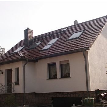 Dachdeckungs- und Dachklempnerarbeiten mit Dachflächenfenster und Schornsteinverkleidung, Objekt: Lärchenweg