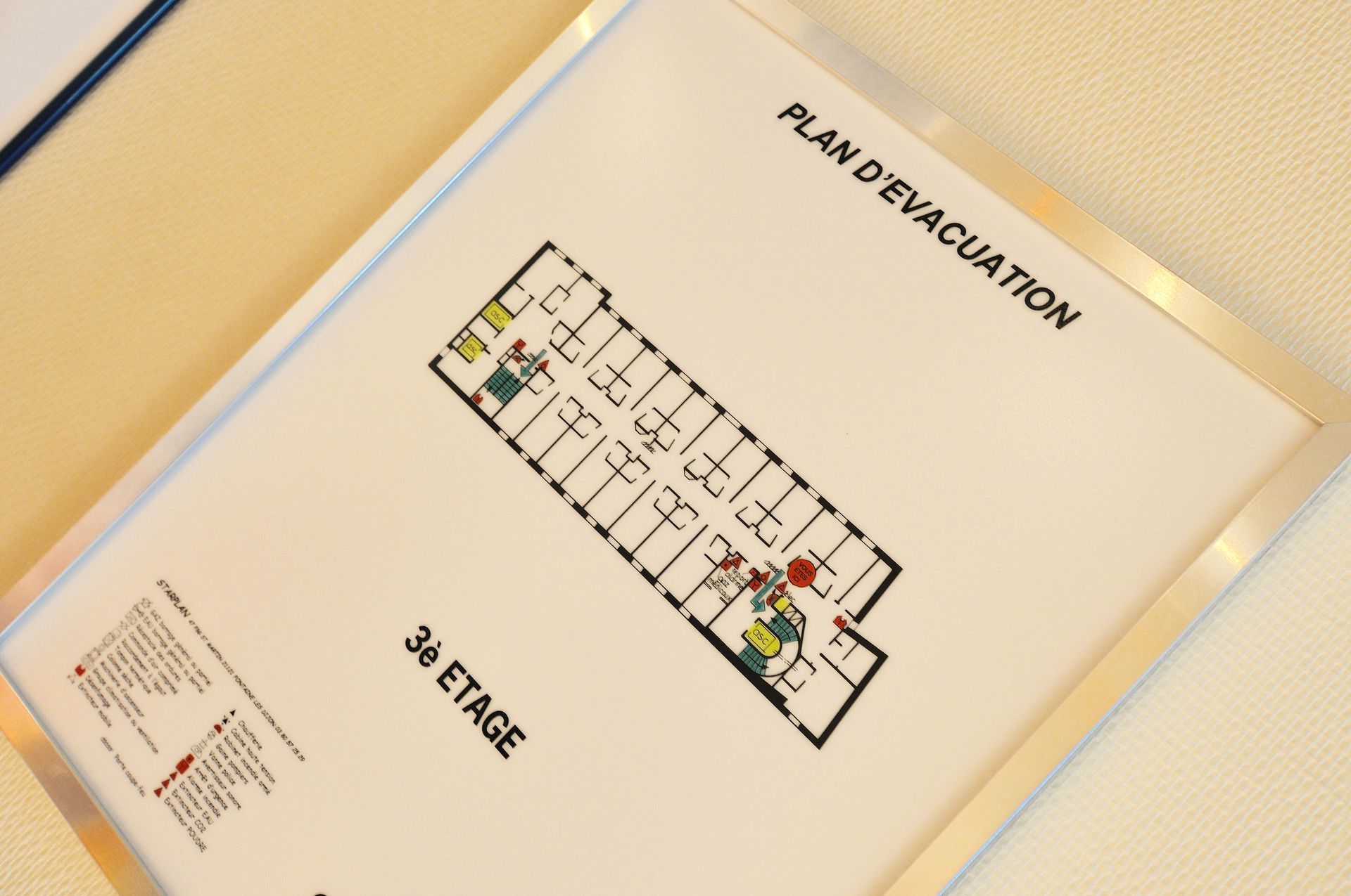 Affiche de plan d’évacuation avec un plan du bâtiment