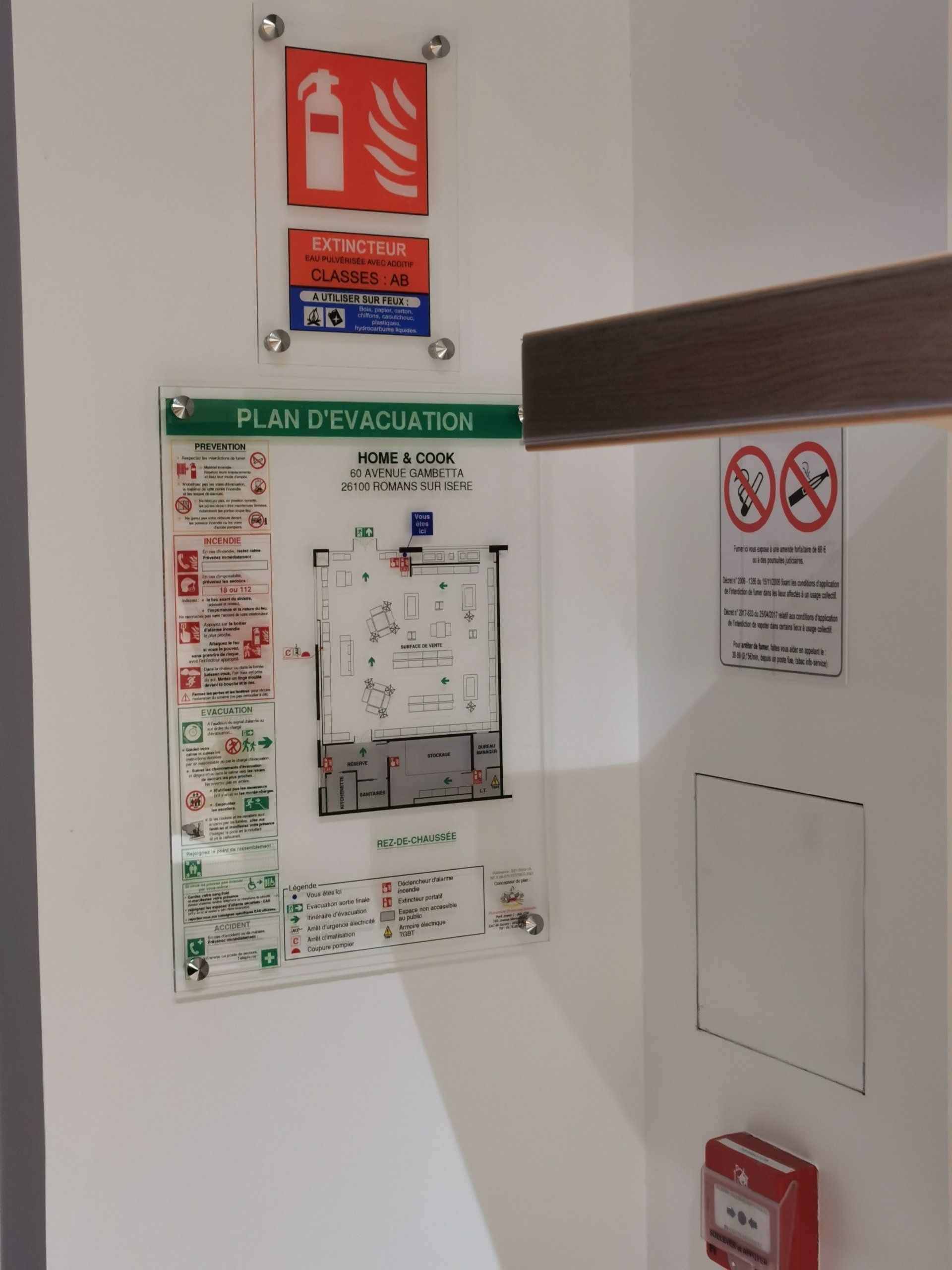 Plan de sécurité incendie et extincteurs muraux