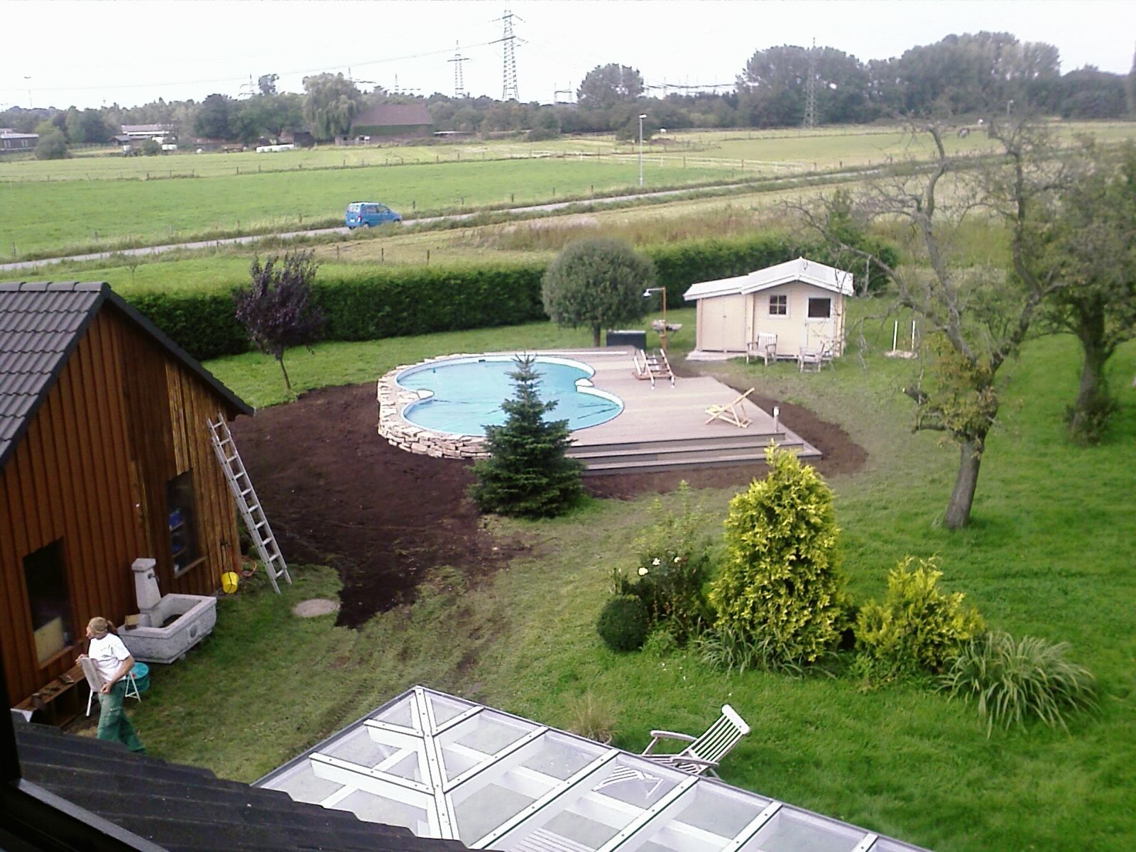 Gesamtansicht Holzterrasse am Pool