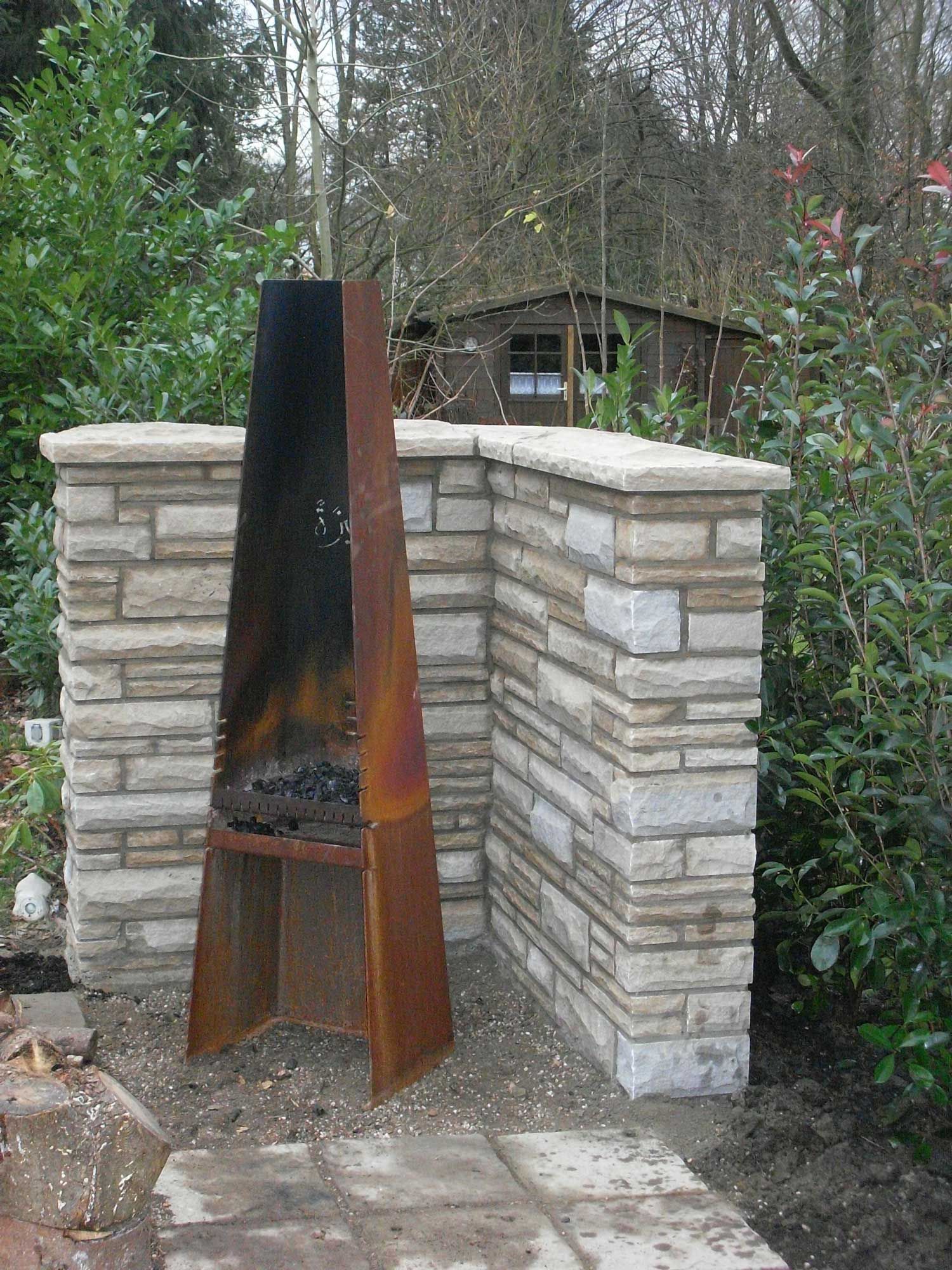 Grillecke mit Natursteinmauer