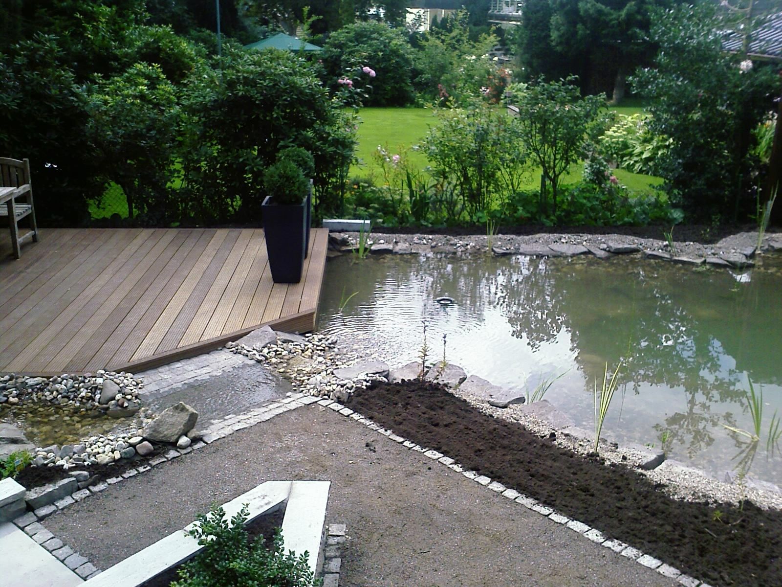 Teichanlage mit Holzterrasse