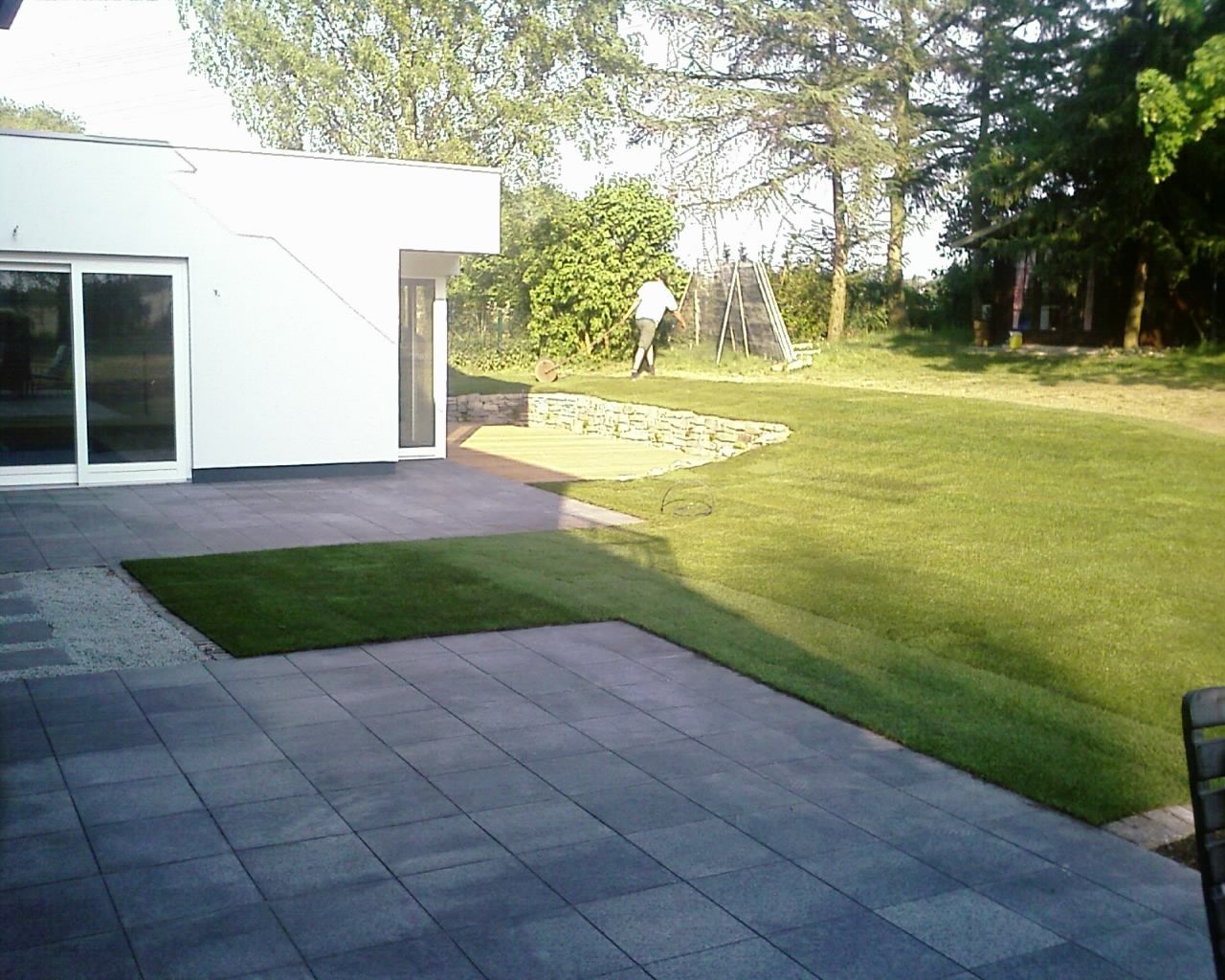 Terasse mit Basaltplatten