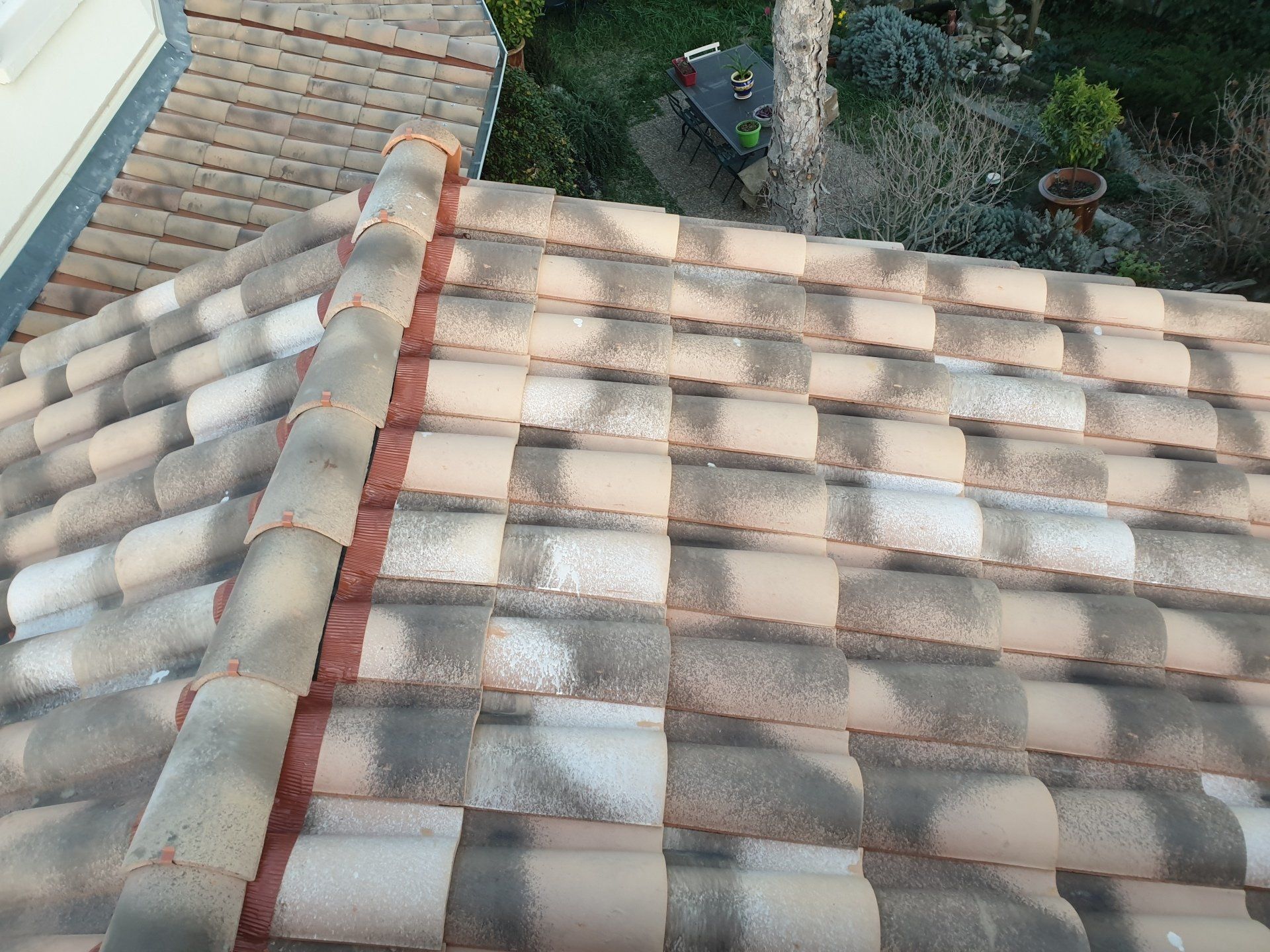 Toit en tuiles marron et ligne de faitage parfaitement étanche