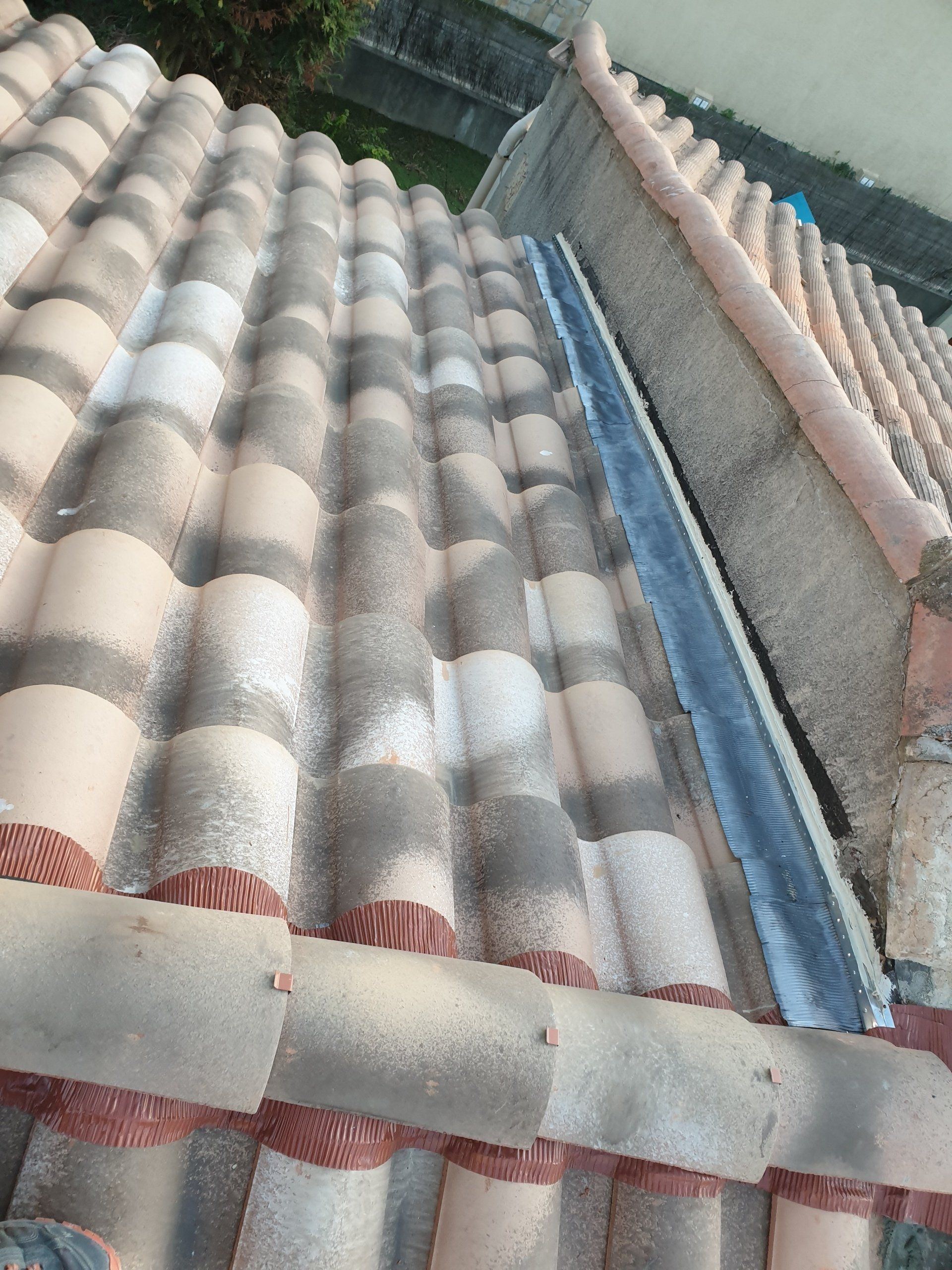 Rénovation de la zinguerie sur une partie de toit adjacente