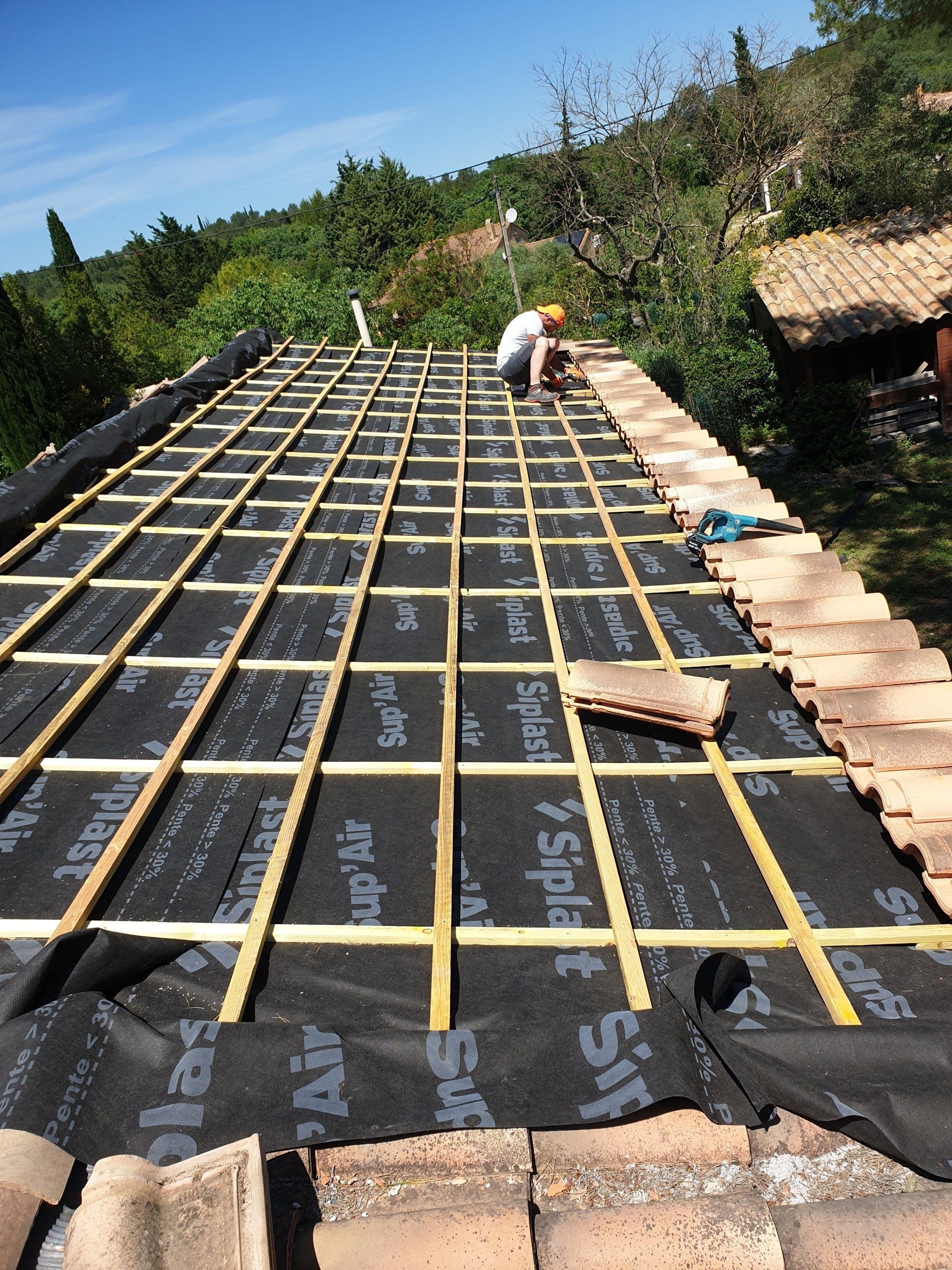 Rénovation d'une partie d'un toit sur un grand batiment