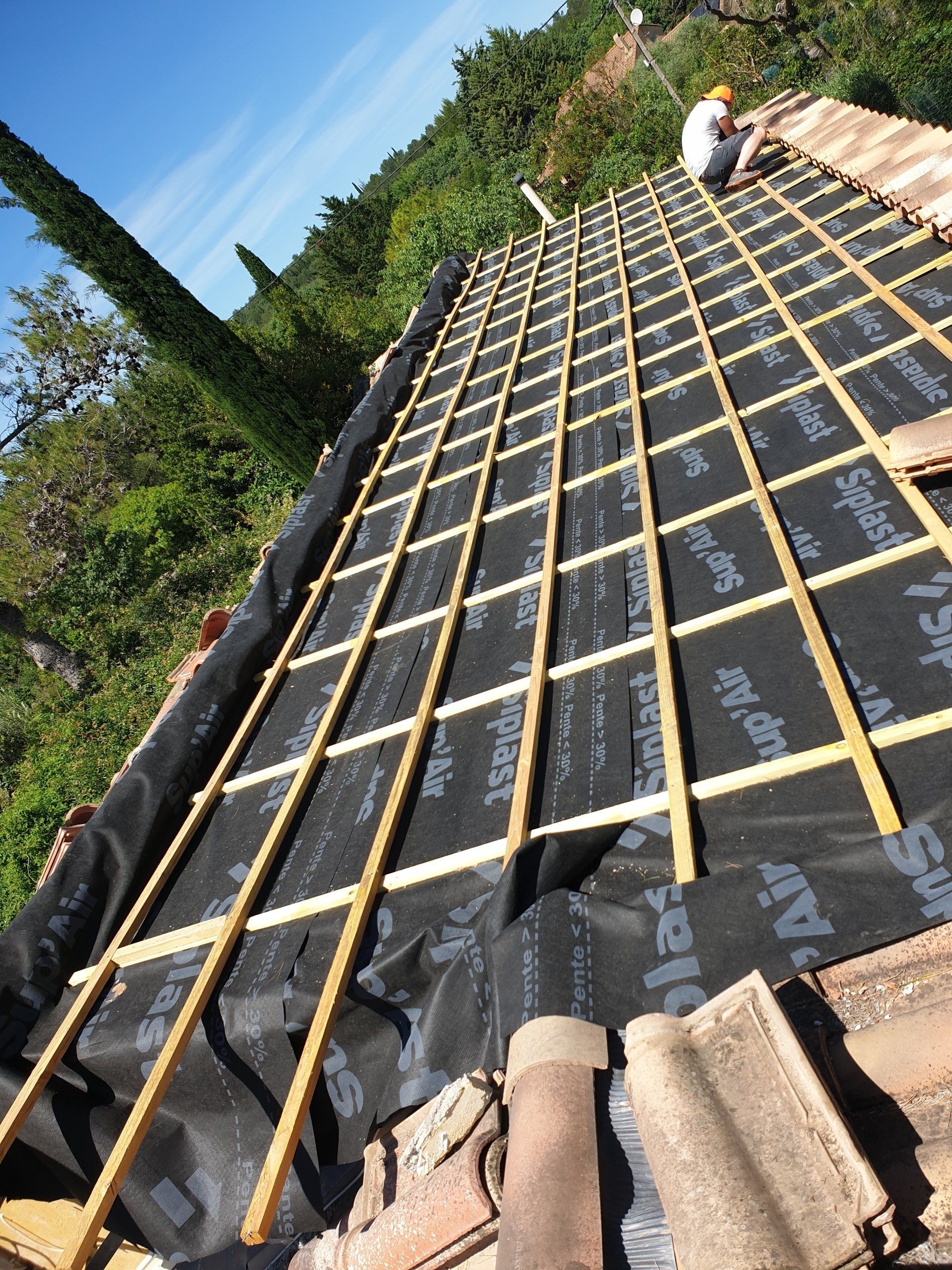 Grand coté d'un toit en rénovation