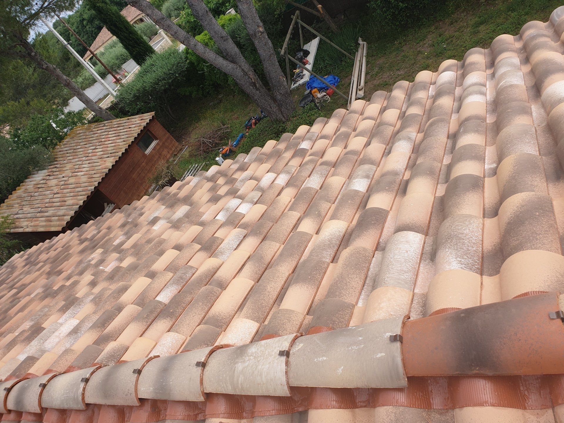 Nouveau toit avec la ligne de faitage finie