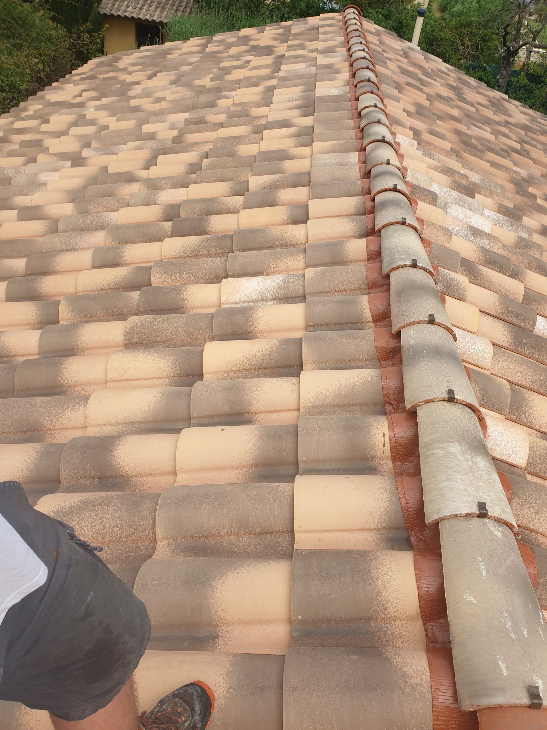 Installation de tuiles dans les tons rosés