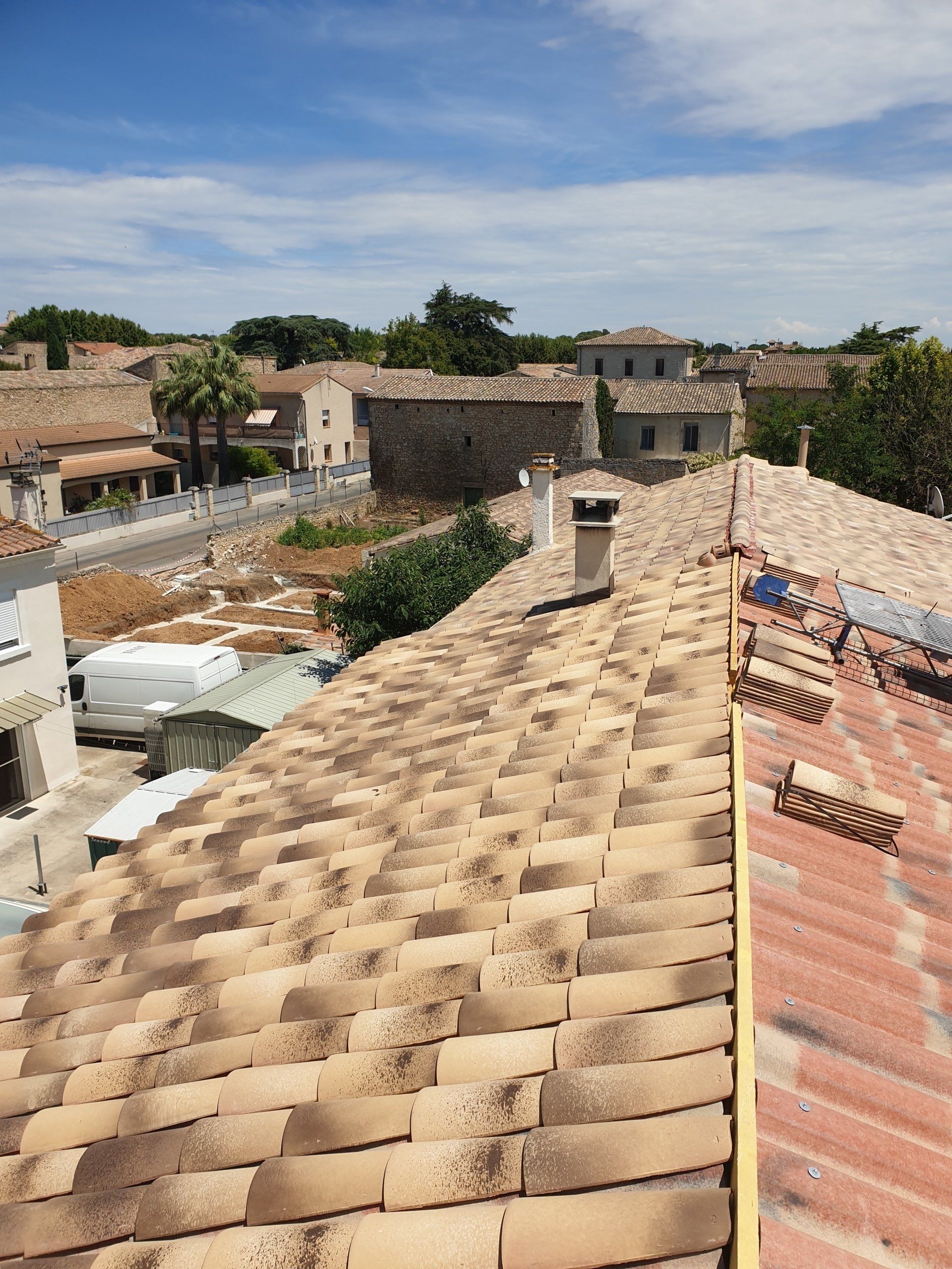 Rénovation d'un coté de toit dans les teintes marrons