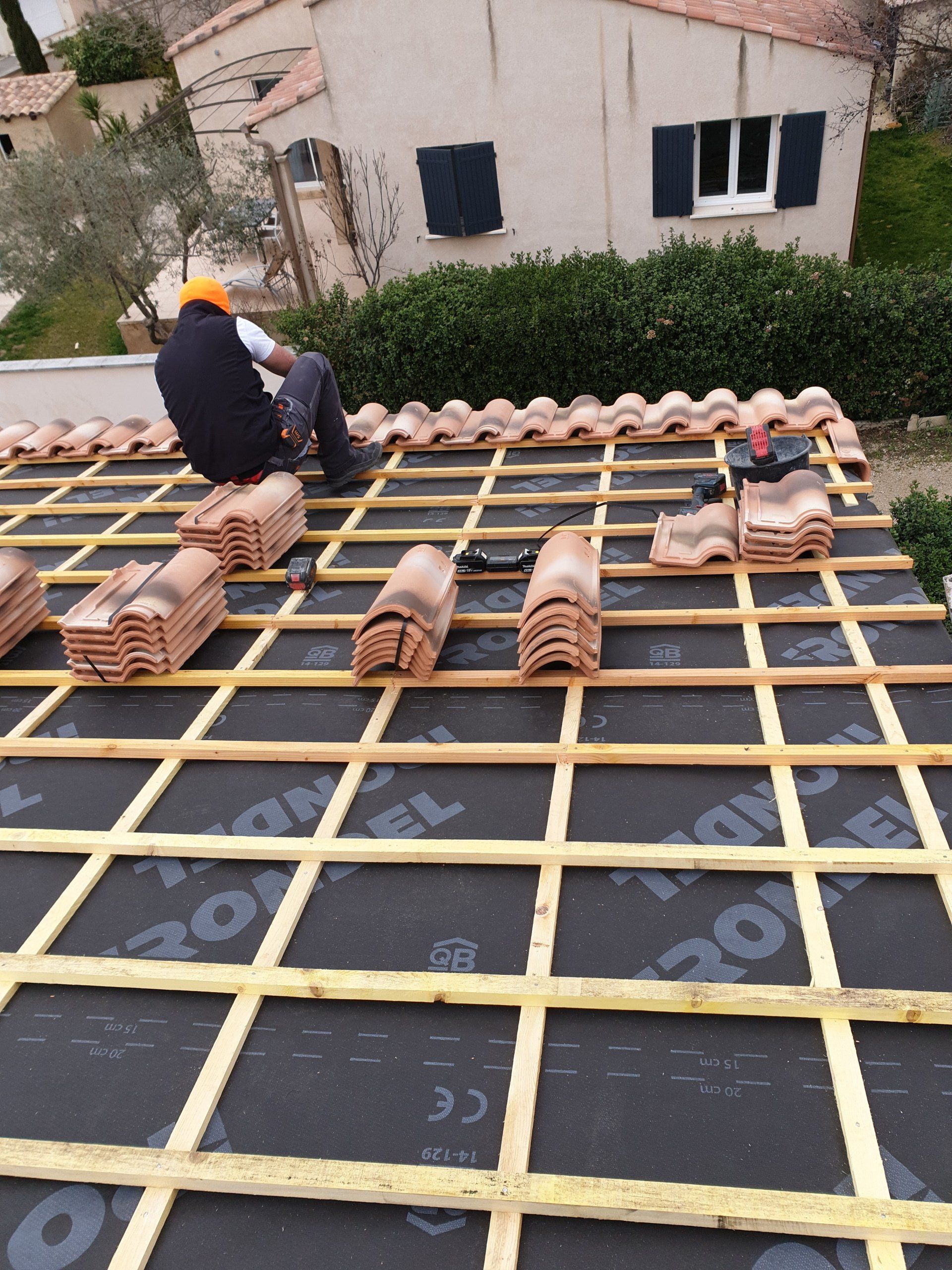 Installation de tuiles sur la structure de tasseaux