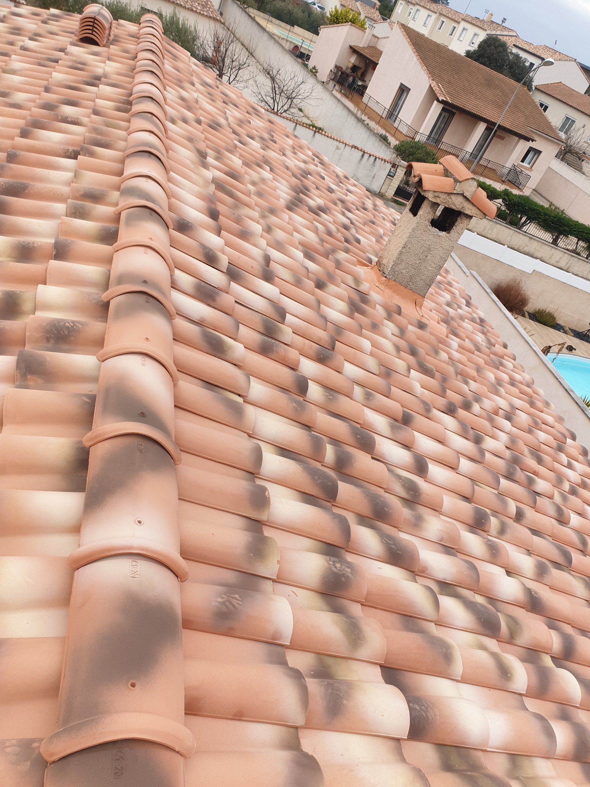 Toit en tuiles rose / marron