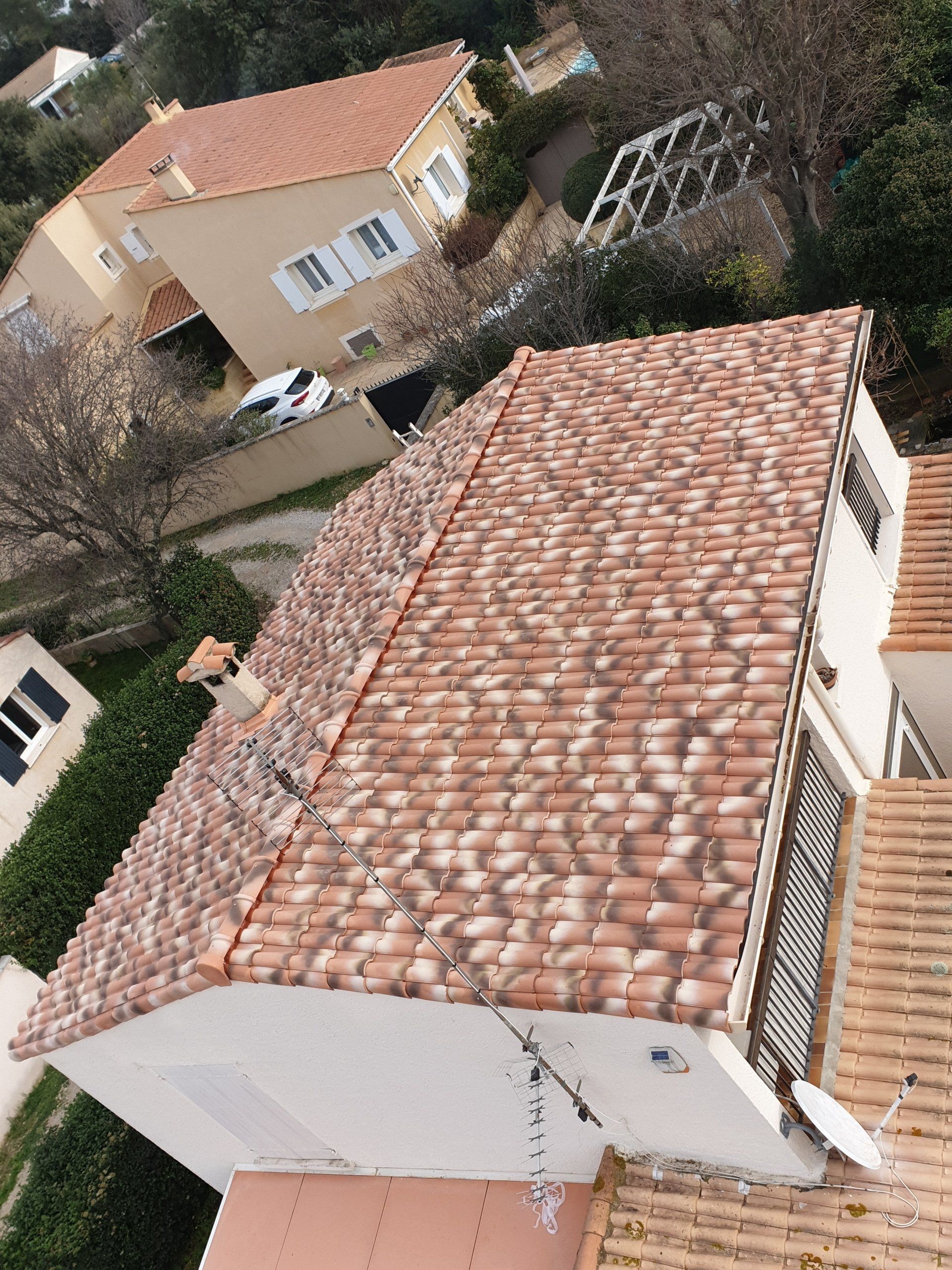 Vue aérienne d'un toit fraichement rénové