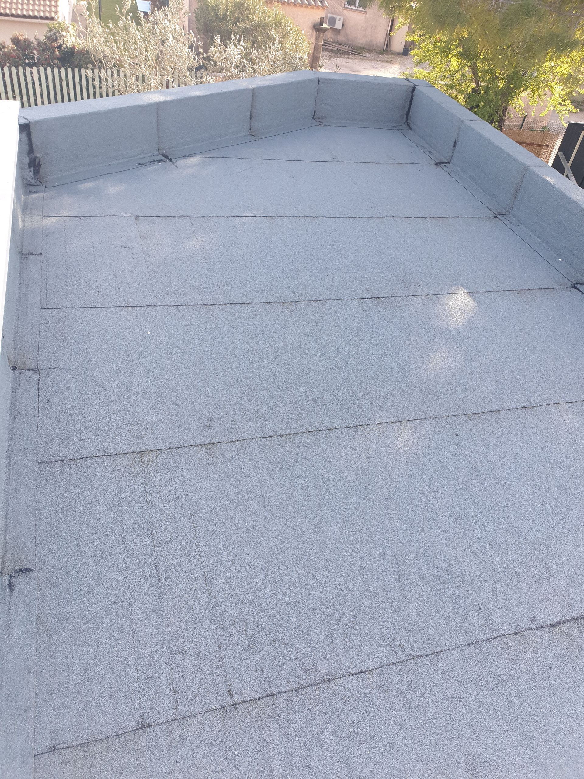 Installation d'un revêtement pour toit plat