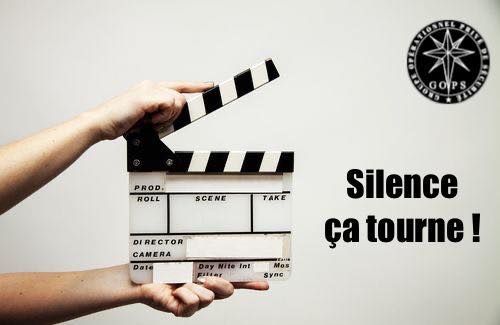 Mains tenant un clap de cinéma, prêtes à applaudir. Texte : « Silence, ça tourne ! ». Logo dans le coin.