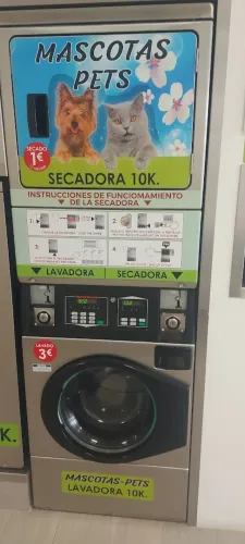 Icono de marcador de posición gris claro con un sol y montañas sobre fondo blanco