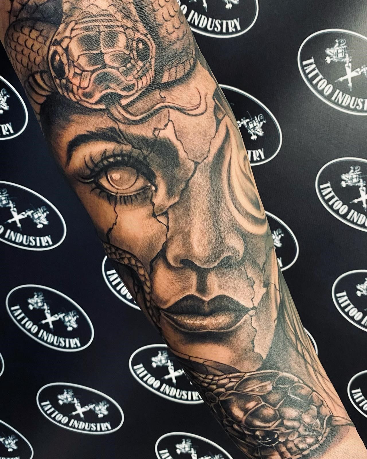 Portrait Frau Tättowierung