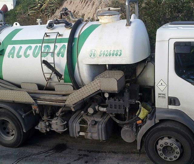 Un camión blanco y verde con la palabra Alcudia en el lateral.