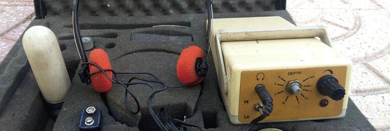 Una caja con auriculares y un micrófono dentro.