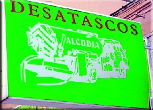 Letrero verde con logo de Desatascos Alcudia