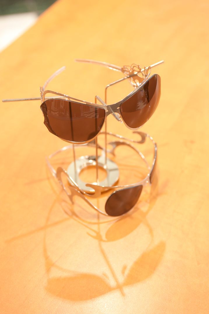 Eine Sonnenbrille, die auf einem Tisch liegt