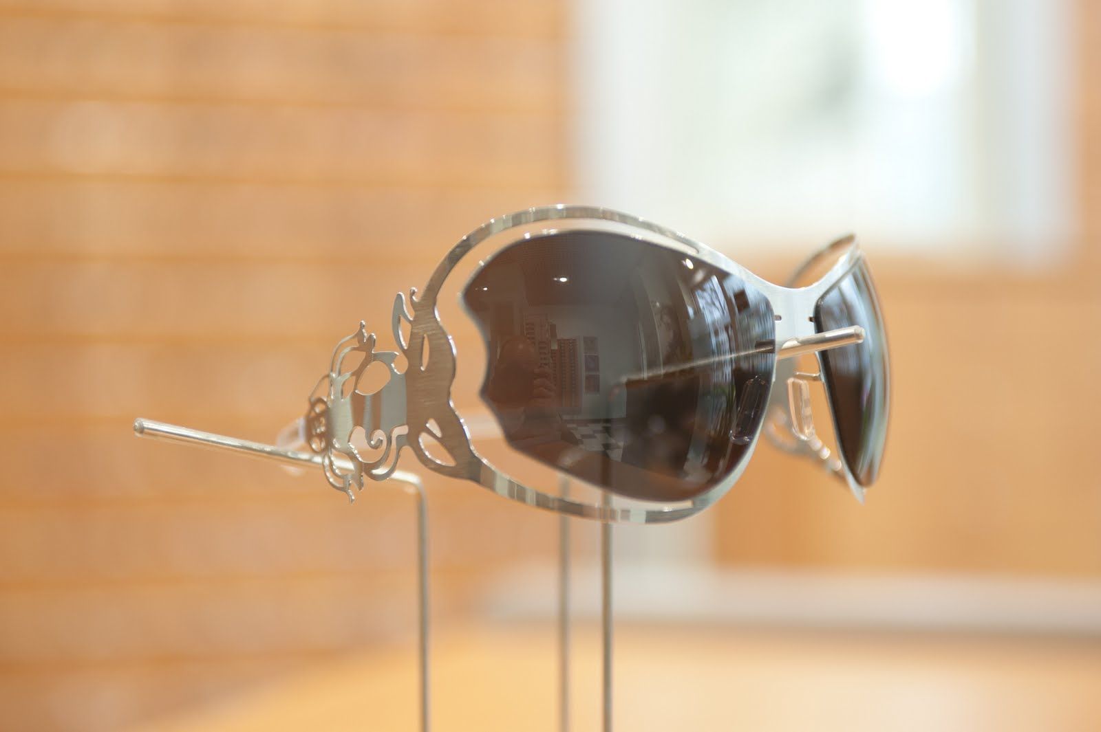 Eine Sonnenbrille liegt auf einem Holztisch.