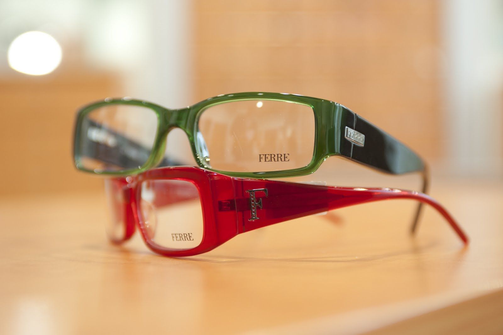 Auf einem Tisch sind zwei Brillen übereinander gestapelt.