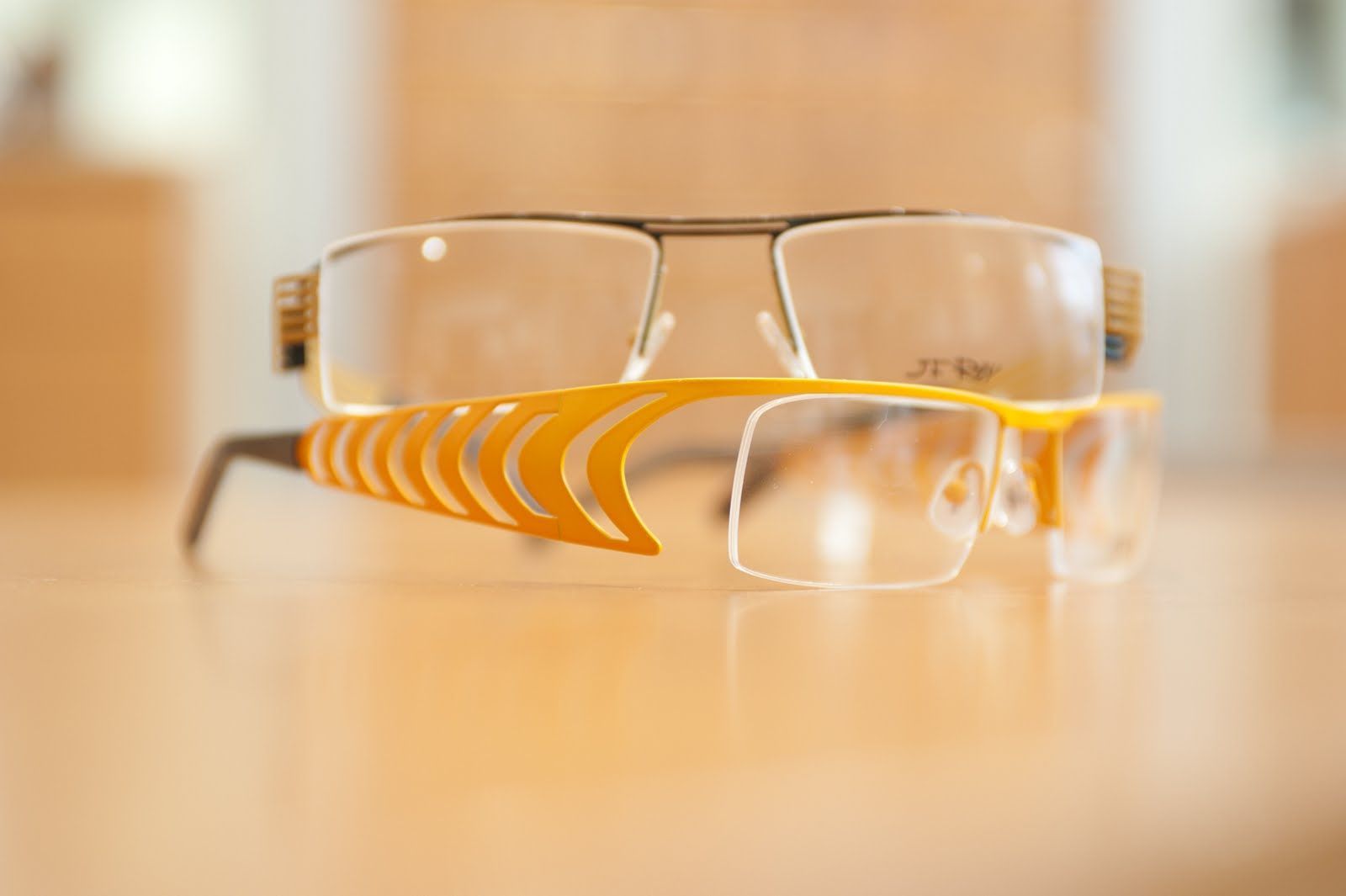 Eine Brille, die auf einem Tisch steht.