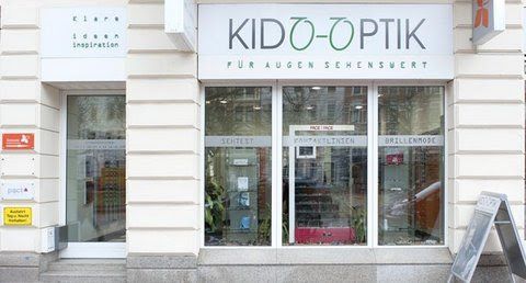 Eine Ladenfront mit einem Schild mit der Aufschrift „Kido-Optik“