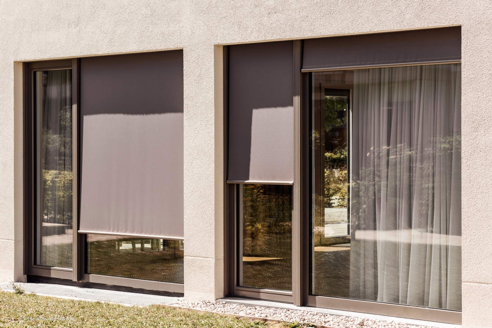 Tür zum Garten mit Außenjalousien