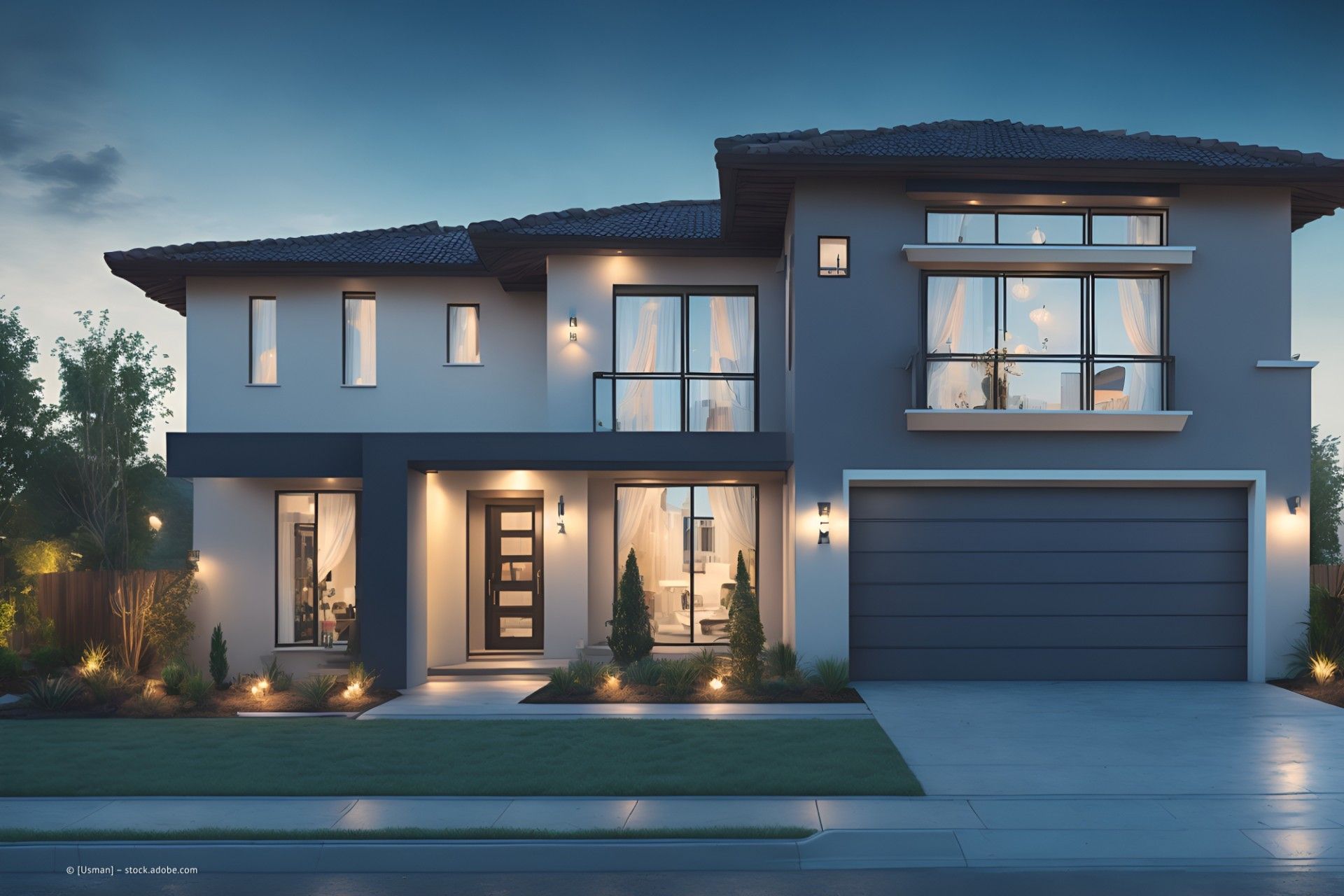 Haus im Abendlicht mit eingeschalteter Außenbeleuchtung