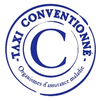 Une personne en uniforme aide un utilisateur de fauteuil roulant près d'une voiture noire dans une rue de la ville.