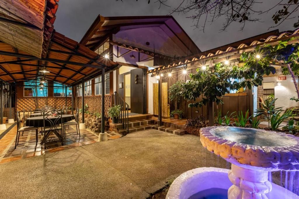 Alajuela City Hotel & Guest House back courtyard