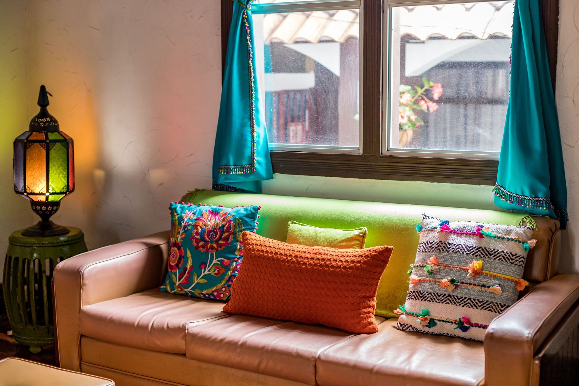 Alajuela City Hotel & Guest House sitting area clsoe up