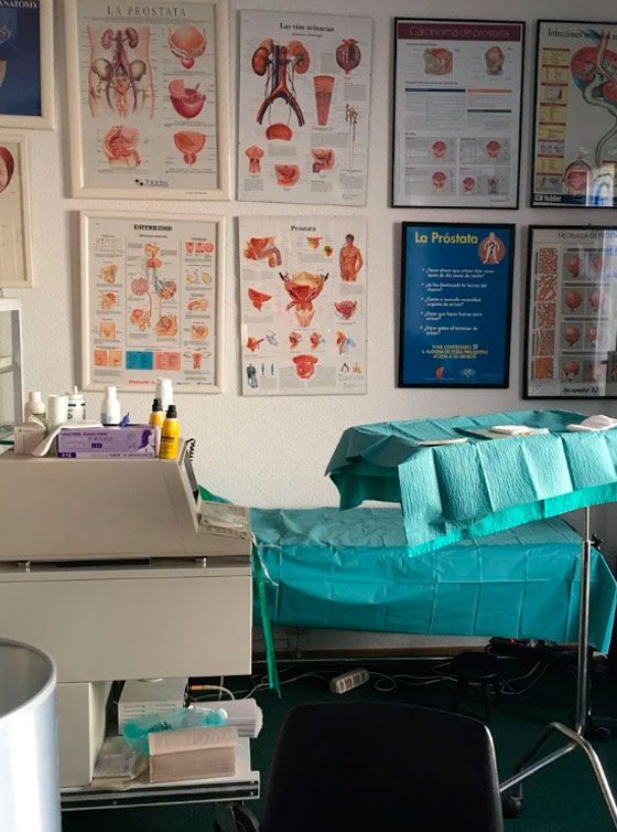 Una habitación con carteles en la pared, incluido uno que dice que hay que evitar