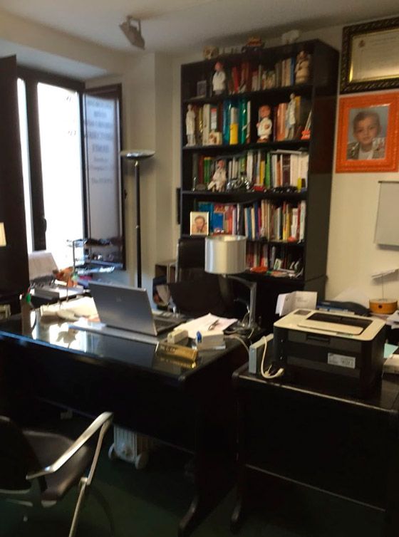 Un escritorio con una computadora portátil y una impresora encima.