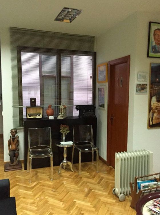 Una sala de estar con calentador, sillas y radio.