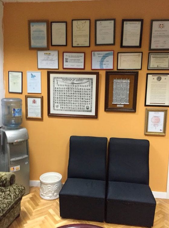 Una sala de espera con dos sillas y un dispensador de agua.