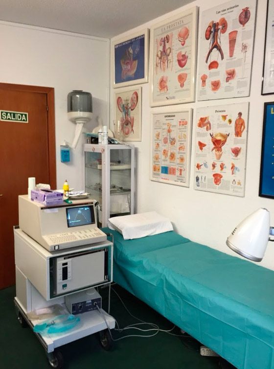 Una habitación con un cartel que dice salida.