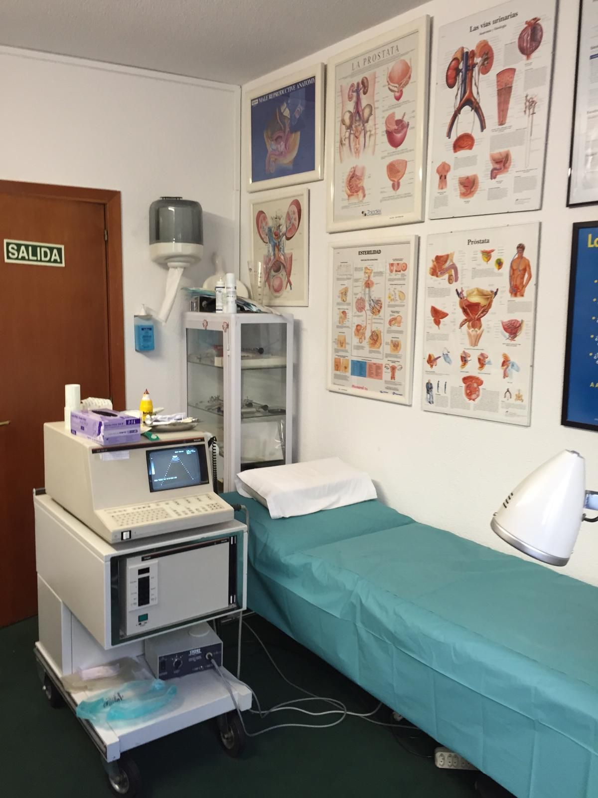 Una habitación con una cama y un cartel que dice salida