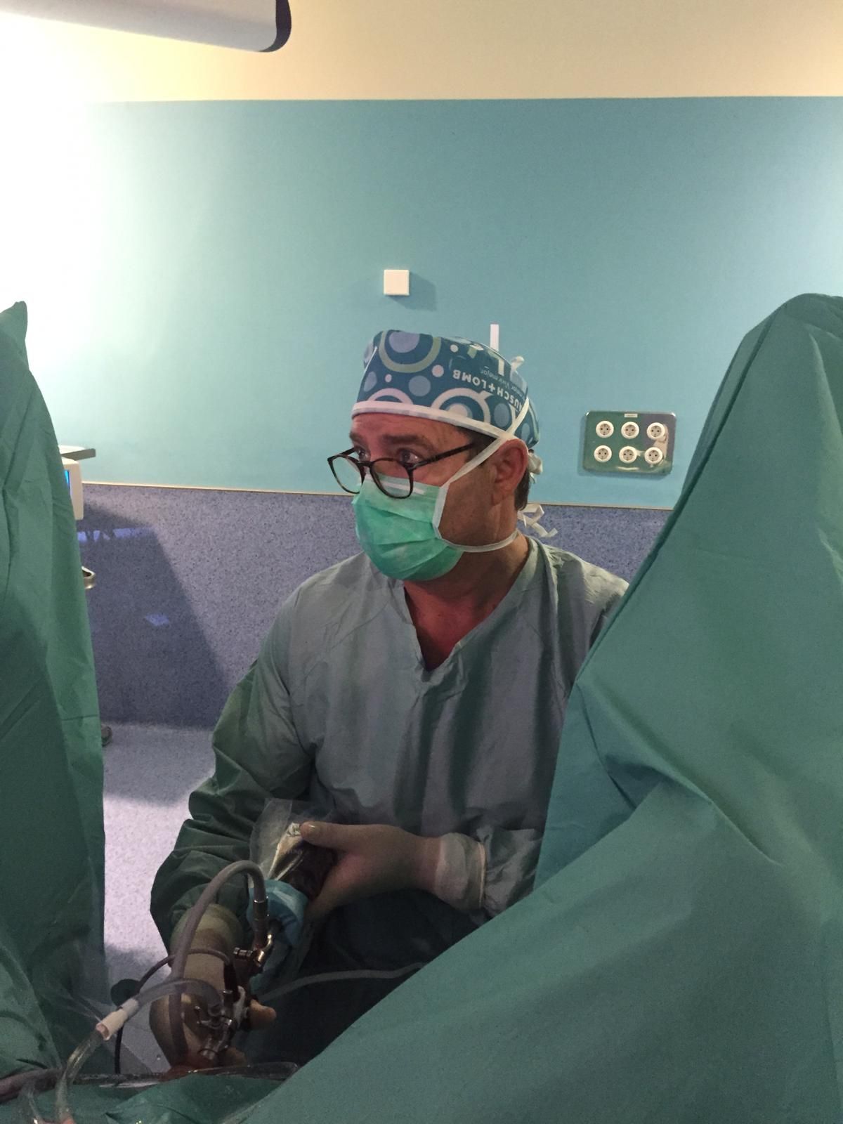 Un cirujano está operando a un paciente en un quirófano.