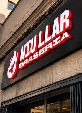 Por la noche, una gran valla publicitaria iluminada muestra las palabras