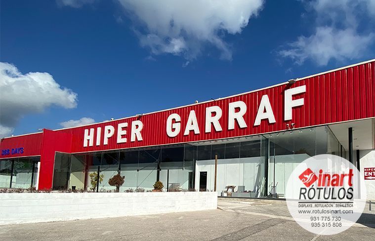 Un edificio comercial con paneles rojos, un gran letrero que dice 