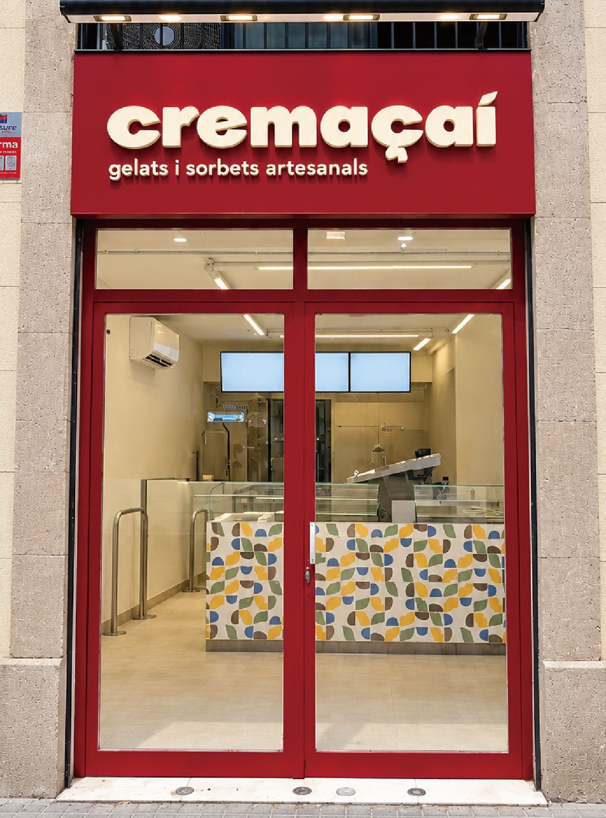 Un letrero negro con el texto blanco estilizado