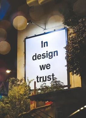 Por la noche, una gran valla publicitaria iluminada muestra las palabras 