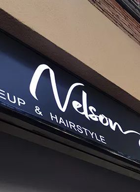 Un letrero negro con el texto blanco estilizado