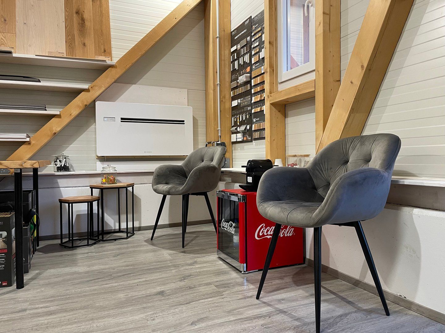 Ein Raum mit zwei Stühlen und einem Coca-Cola-Automaten.